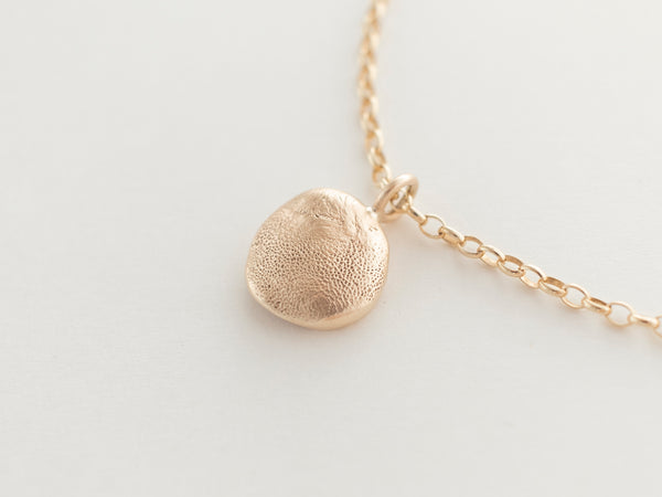 Mini puppy print necklace gold