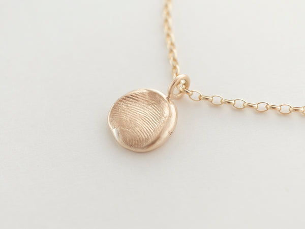 Mini fingerprint necklace gold