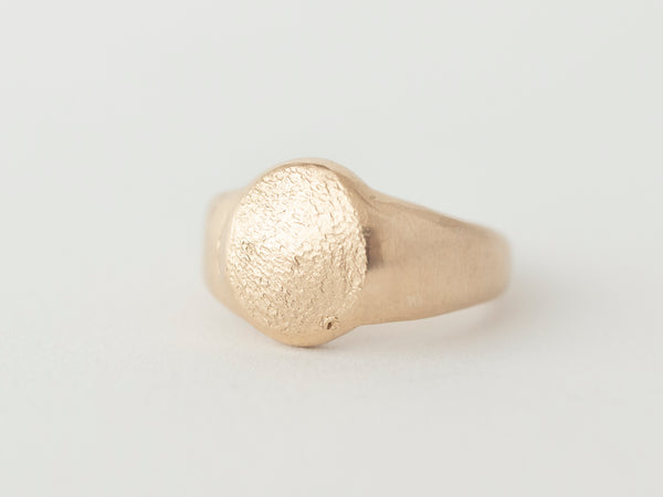 Mini puppy print signet gold