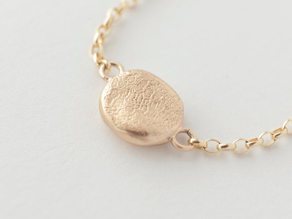 Mini puppy print bracelet gold