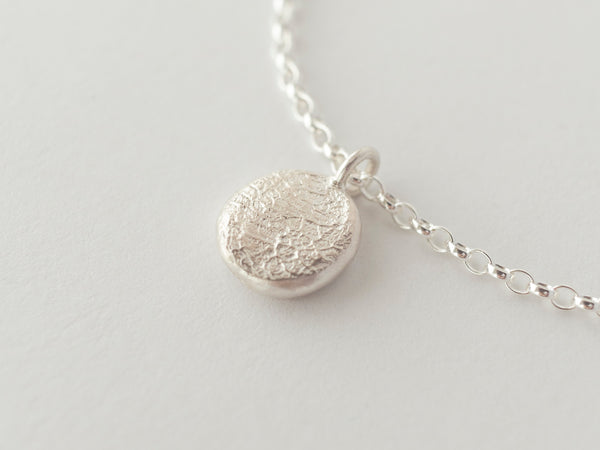 Mini puppy print necklace silver