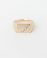 Ellipse Signet Trois Yellow Gold