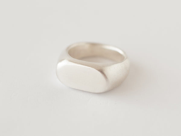 Oval signet ring silver