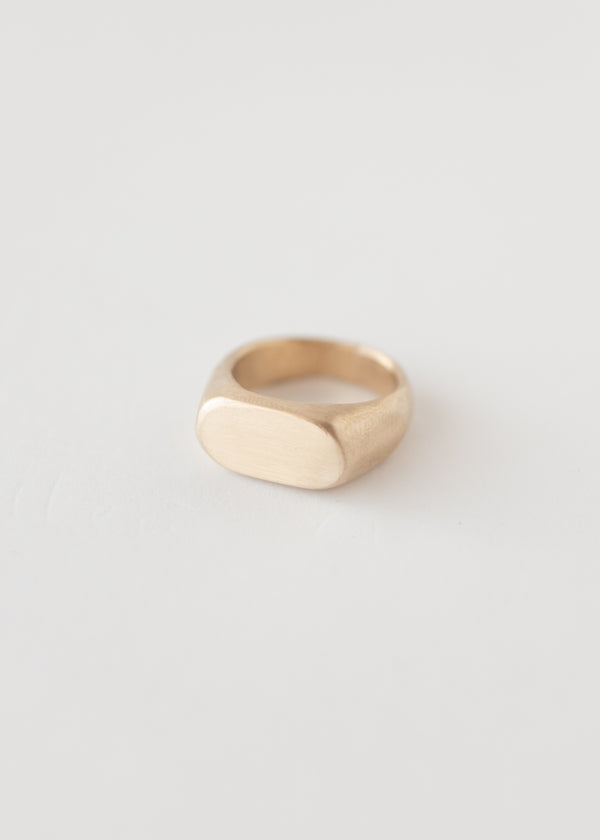 Oval signet ring gold