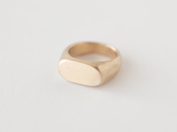 Oval signet ring gold