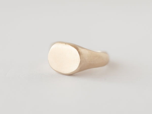Round signet ring gold