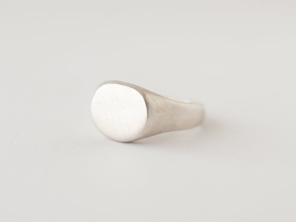Round signet ring silver