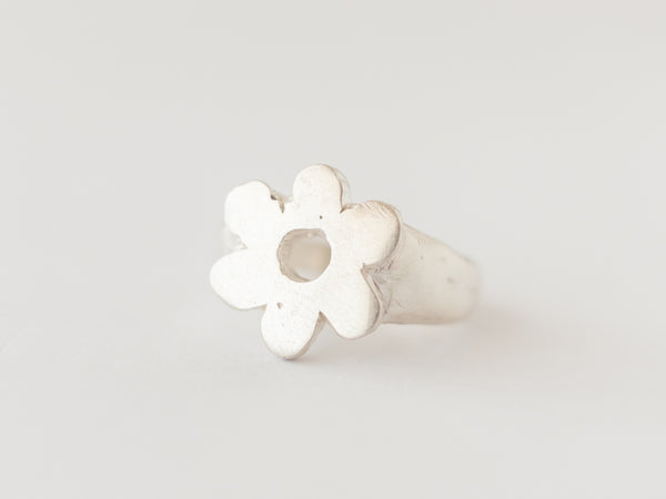 Daisy signet ring silver