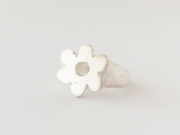 Daisy signet ring silver