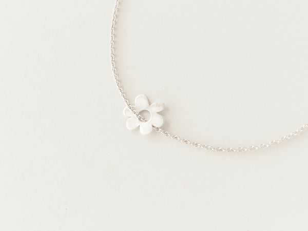 Holy daisy necklace silver