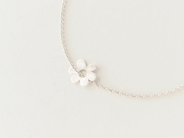 Holy daisy necklace silver