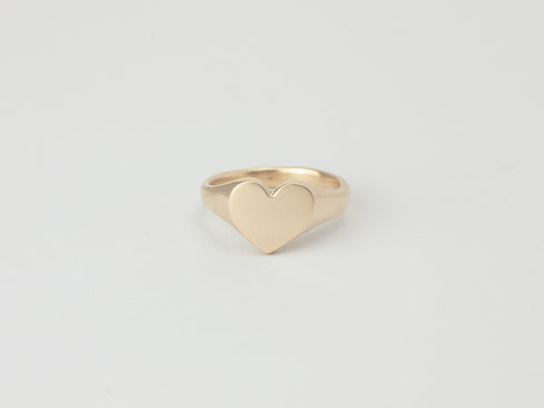 Mini love heart signet ring gold