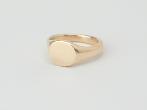 Mini round signet ring gold