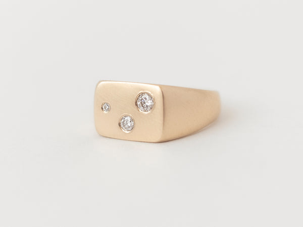 Ellipse Signet Trois Yellow Gold