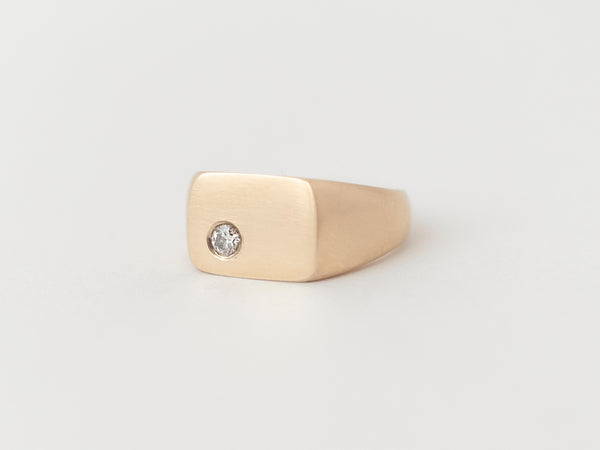 Ellipse Signet Une Yellow Gold
