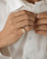 Ellipse Signet Trois Yellow Gold