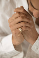 Ellipse Signet Une Yellow Gold