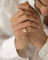 Ellipse Signet Une Yellow Gold
