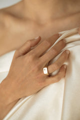 Ellipse Signet Une Yellow Gold