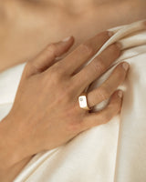 Ellipse Signet Une Yellow Gold