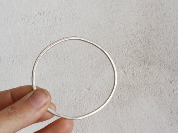 Uneven bangle silver