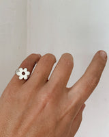 Daisy signet ring silver
