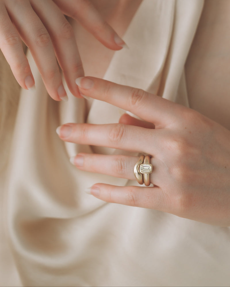 Aurora Solitaire - Emerald Cut Diamond - Yellow Gold