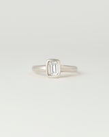 Aurora petite Solitaire - Emerald Cut Diamond - White Gold