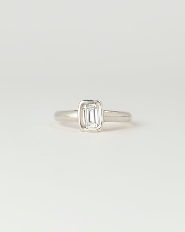Aurora petite Solitaire - Emerald Cut Diamond - White Gold