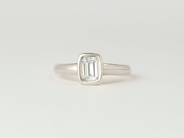 Aurora petite Solitaire - Emerald Cut Diamond - White Gold
