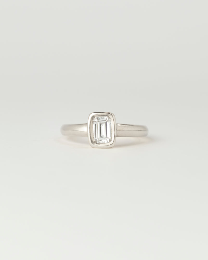Aurora petite Solitaire - Emerald Cut Diamond - White Gold