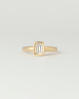 Aurora petite Solitaire - Emerald Cut Diamond - Yellow Gold