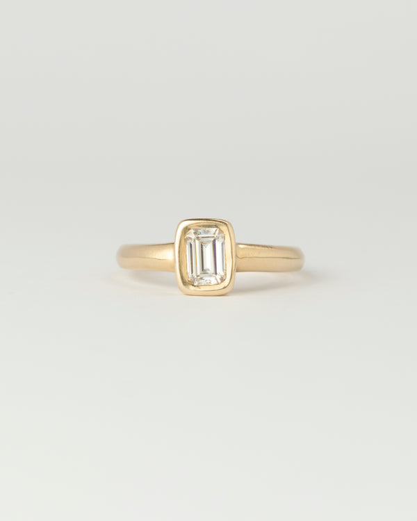 Aurora petite Solitaire - Emerald Cut Diamond - Yellow Gold