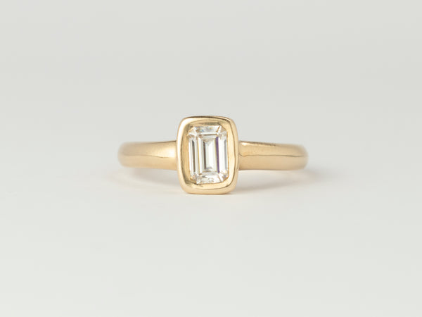 Aurora petite Solitaire - Emerald Cut Diamond - Yellow Gold