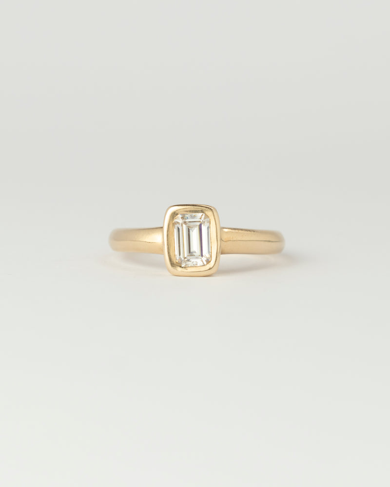 Aurora petite Solitaire - Emerald Cut Diamond - Yellow Gold