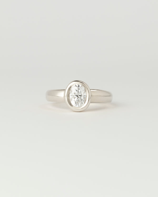 Névé Solitaire - Oval Diamond - White Gold