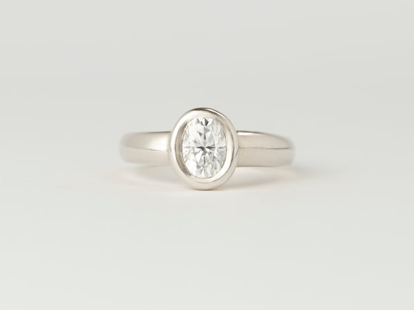 Névé Solitaire - Oval Diamond - White Gold