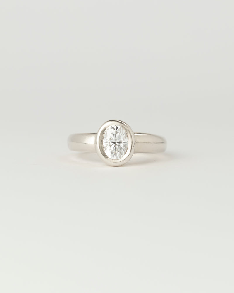 Névé Solitaire - Oval Diamond - White Gold