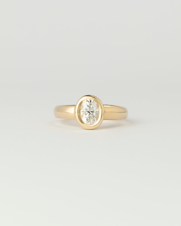 Névé Solitaire - Oval Diamond - Yellow Gold