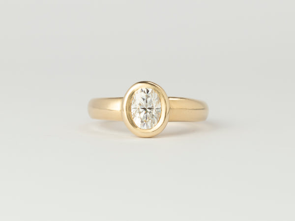 Névé Solitaire - Oval Diamond - Yellow Gold