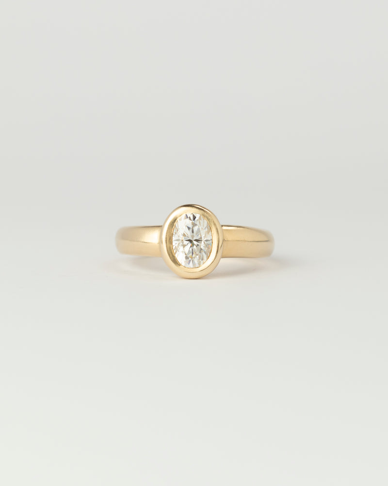 Névé Solitaire - Oval Diamond - Yellow Gold