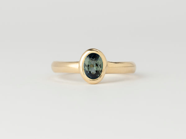 Néve petite Solitaire - Oval Parti Sapphire - Yellow Gold