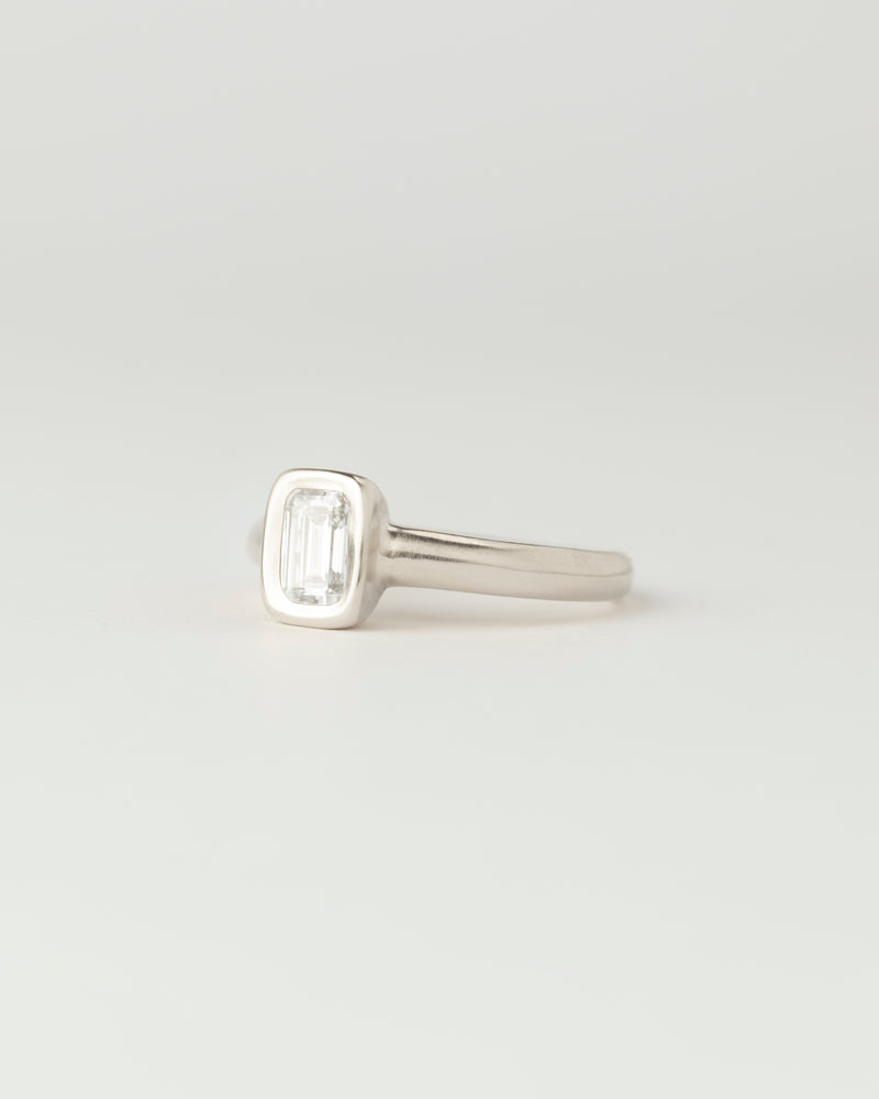 Aurora petite Solitaire - Emerald Cut Diamond - White Gold