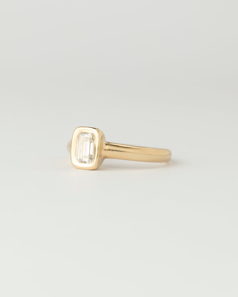 Aurora petite Solitaire - Emerald Cut Diamond - Yellow Gold