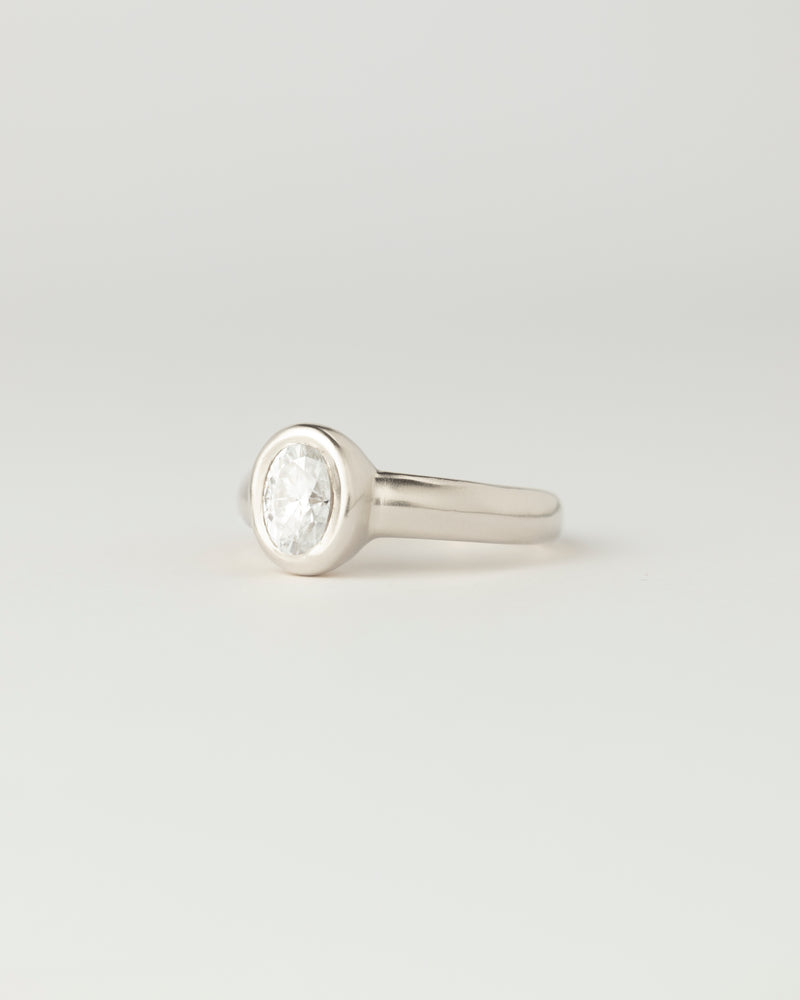 Névé Solitaire - Oval Diamond - White Gold