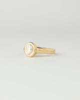 Névé Solitaire - Oval Diamond - Yellow Gold