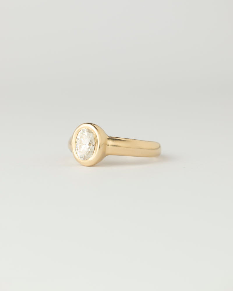 Névé Solitaire - Oval Diamond - Yellow Gold