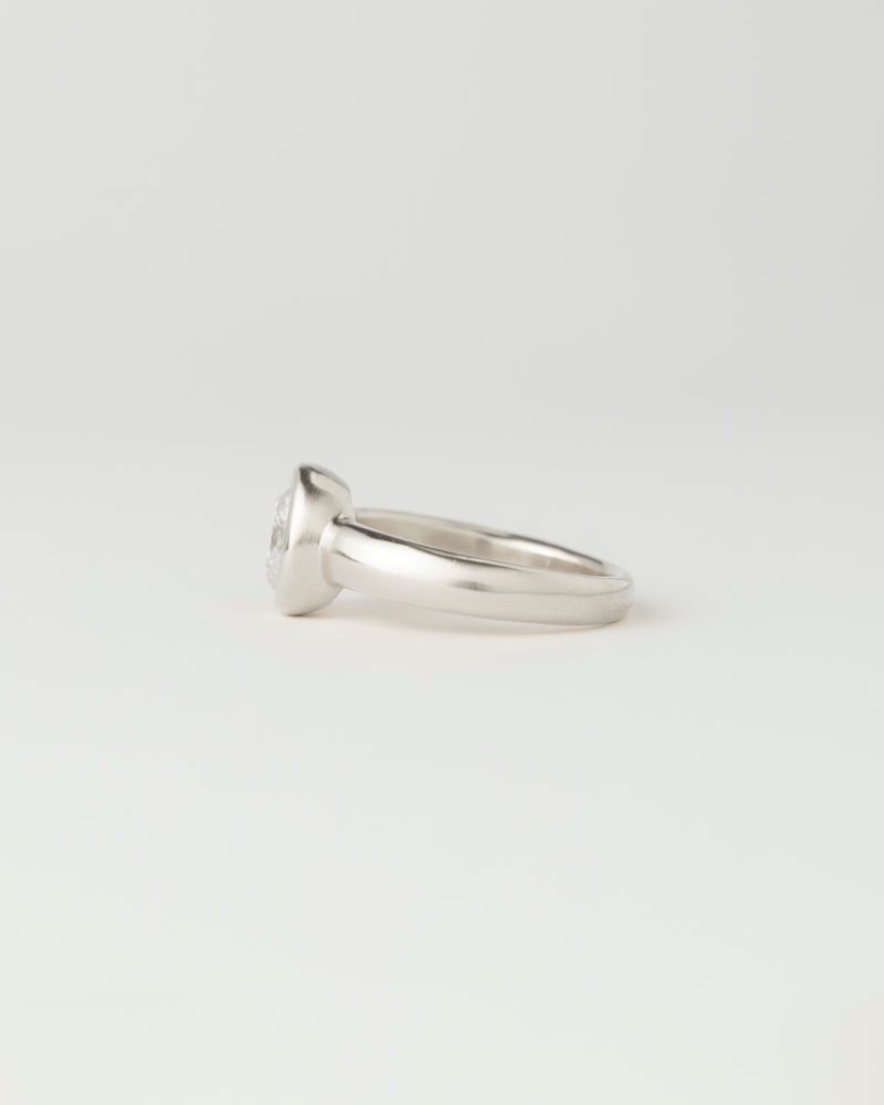 Névé Solitaire - Oval Diamond - White Gold
