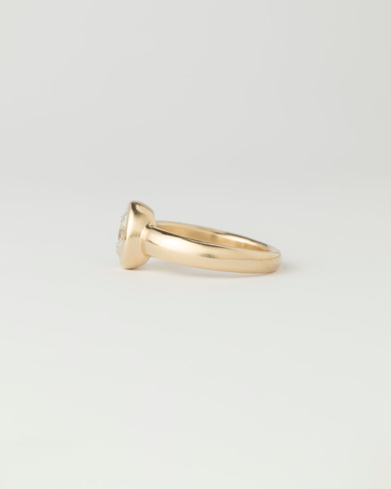 Névé Solitaire - Oval Diamond - Yellow Gold