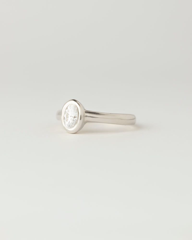 Néve petite Solitaire - Oval Diamond - White Gold